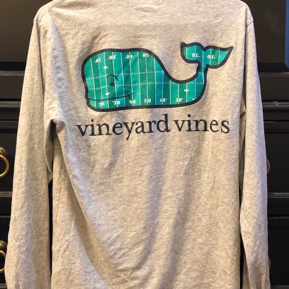 Men’s Vineyard Vines long sleeve t-shirt.